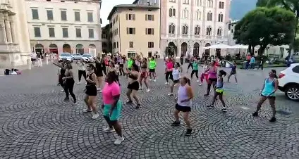Fare Comunità, Zumba e canti alpini in piazza Santa Maria