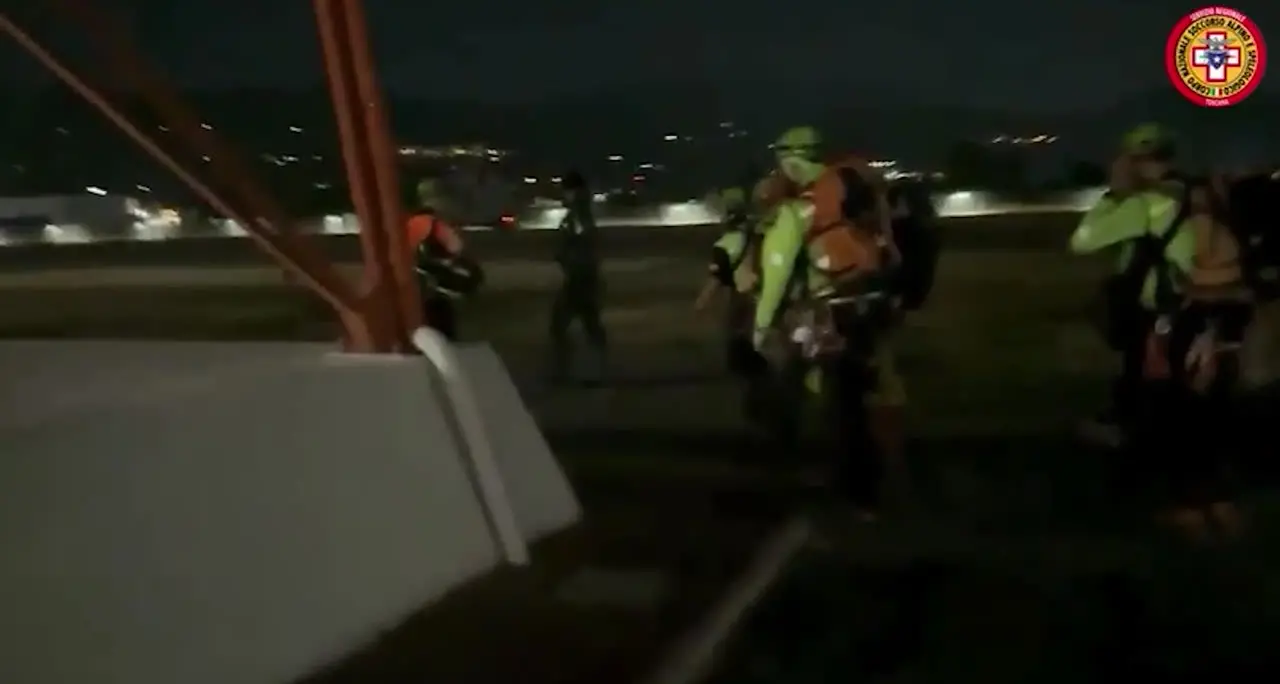 Cade mentre è in cordata sulle Alpi Apuane, soccorso notturno per alpinista