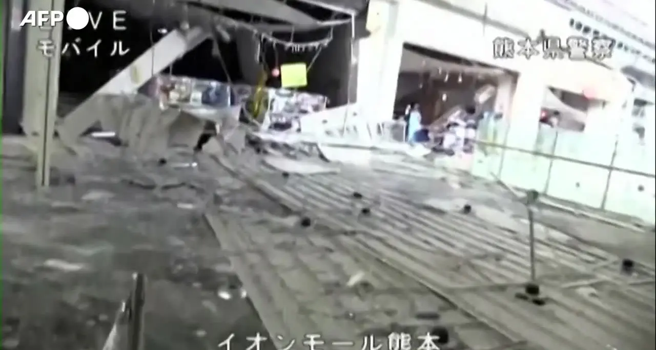 Terremoto in Giappone, i danni all’interno del centro commerciale distrutto