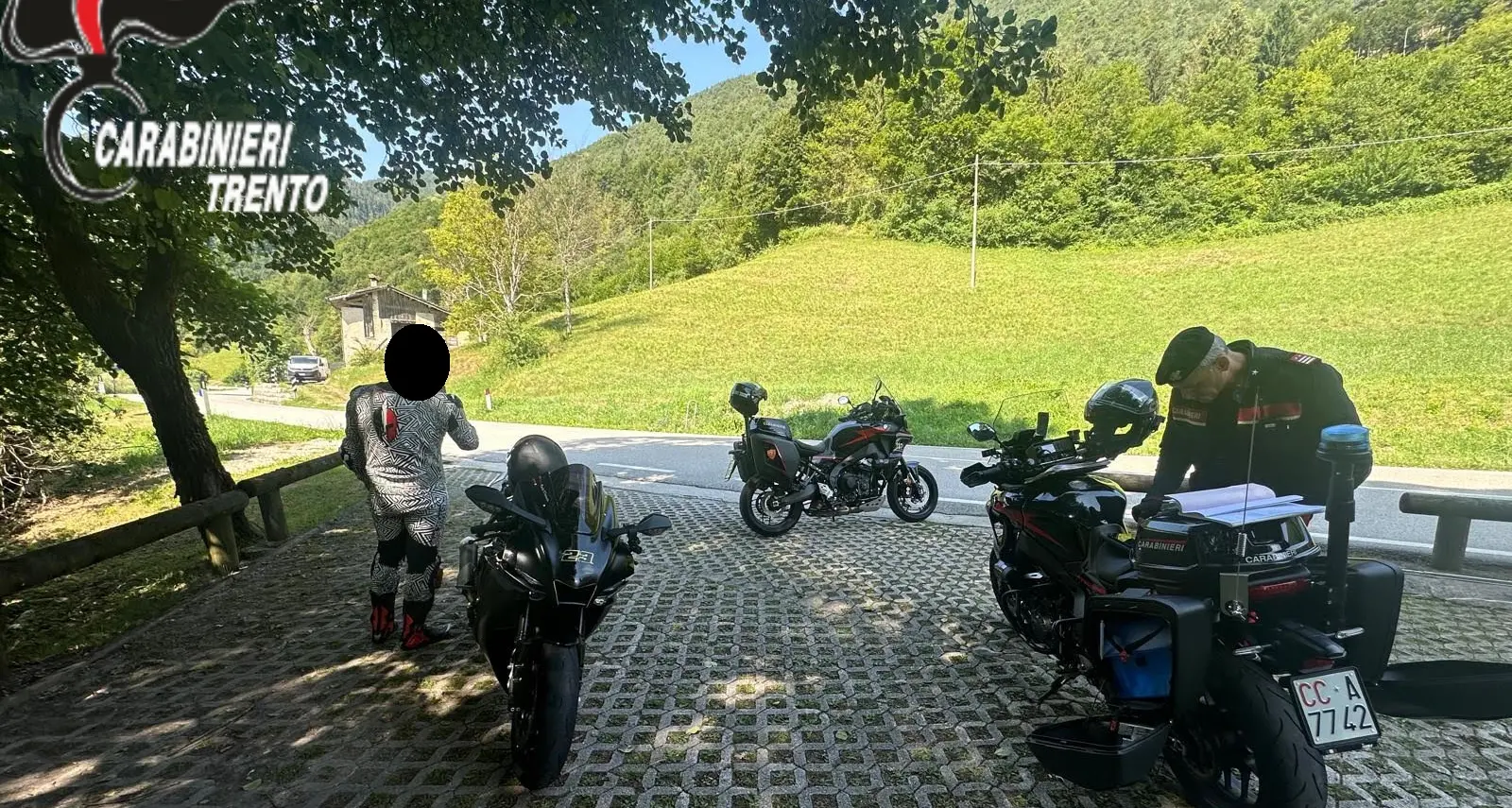 Sorpassi pericolosi e moto irregolari: raffica di sanzioni sulle strade del Garda
