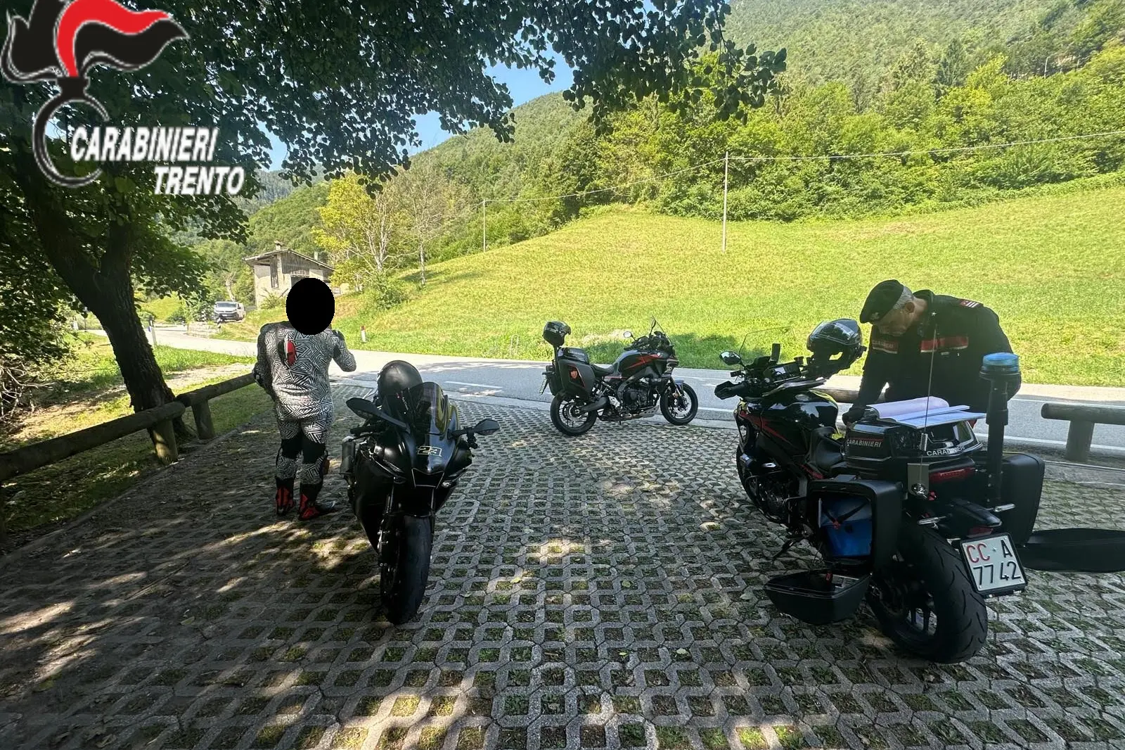 Sorpassi pericolosi e moto irregolari: raffica di sanzioni sulle strade del Garda