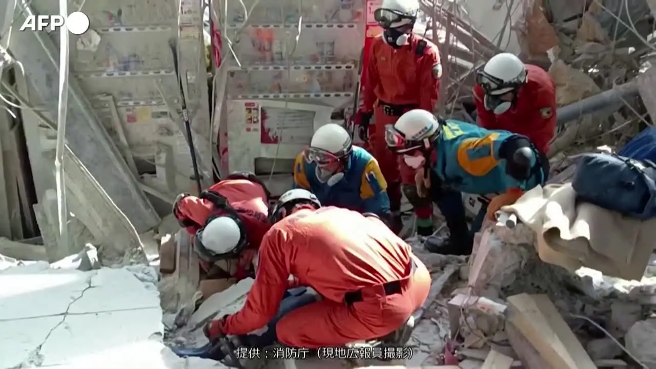 Terremoto in Giappone, le operazioni di soccorso nel centro commerciale crollato