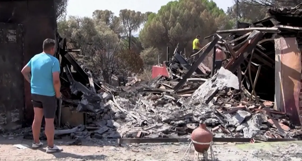Spagna, l'incendio boschivo a Moreda (Castiglia e Leon) visto dall'alto