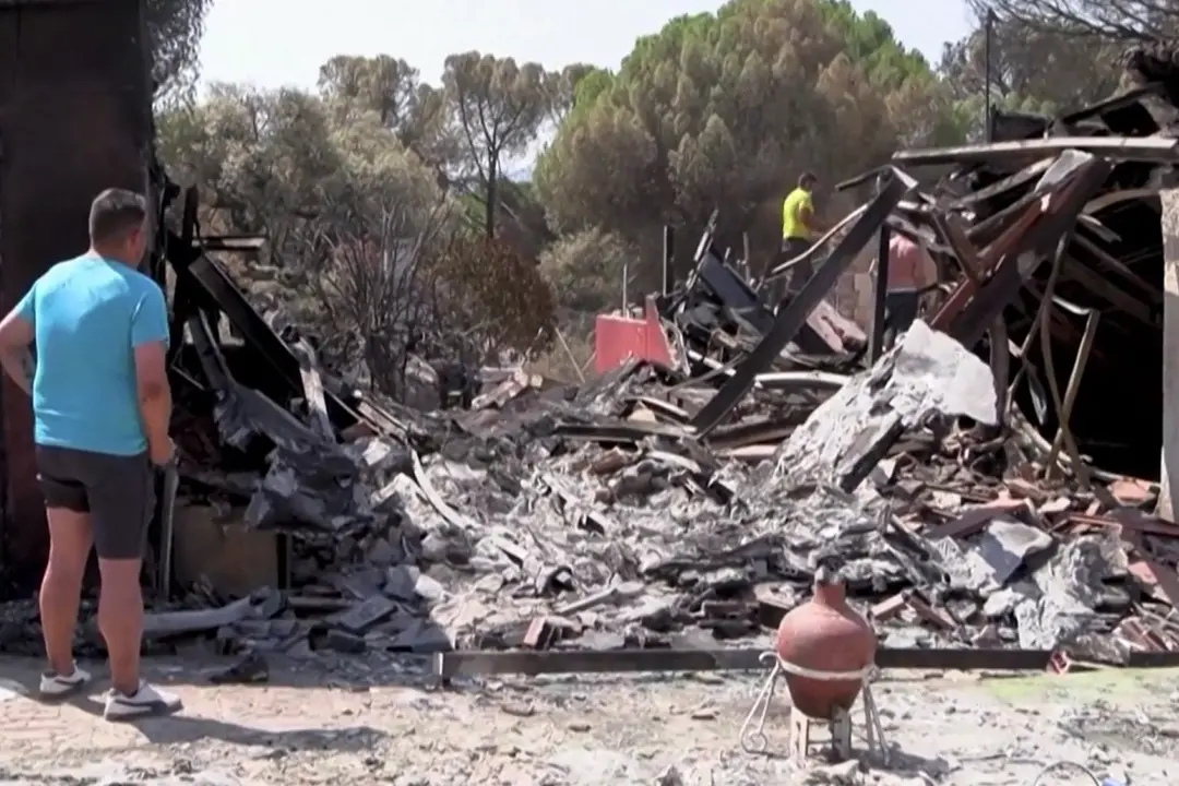 Spagna, l'incendio boschivo a Moreda (Castiglia e Leon) visto dall'alto