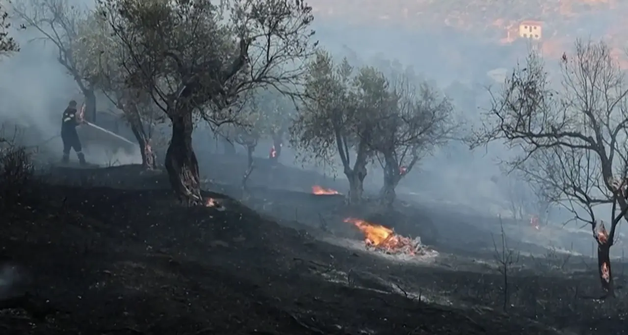 Anche la Grecia nella morsa degli incendi, morti tre vigili del fuoco