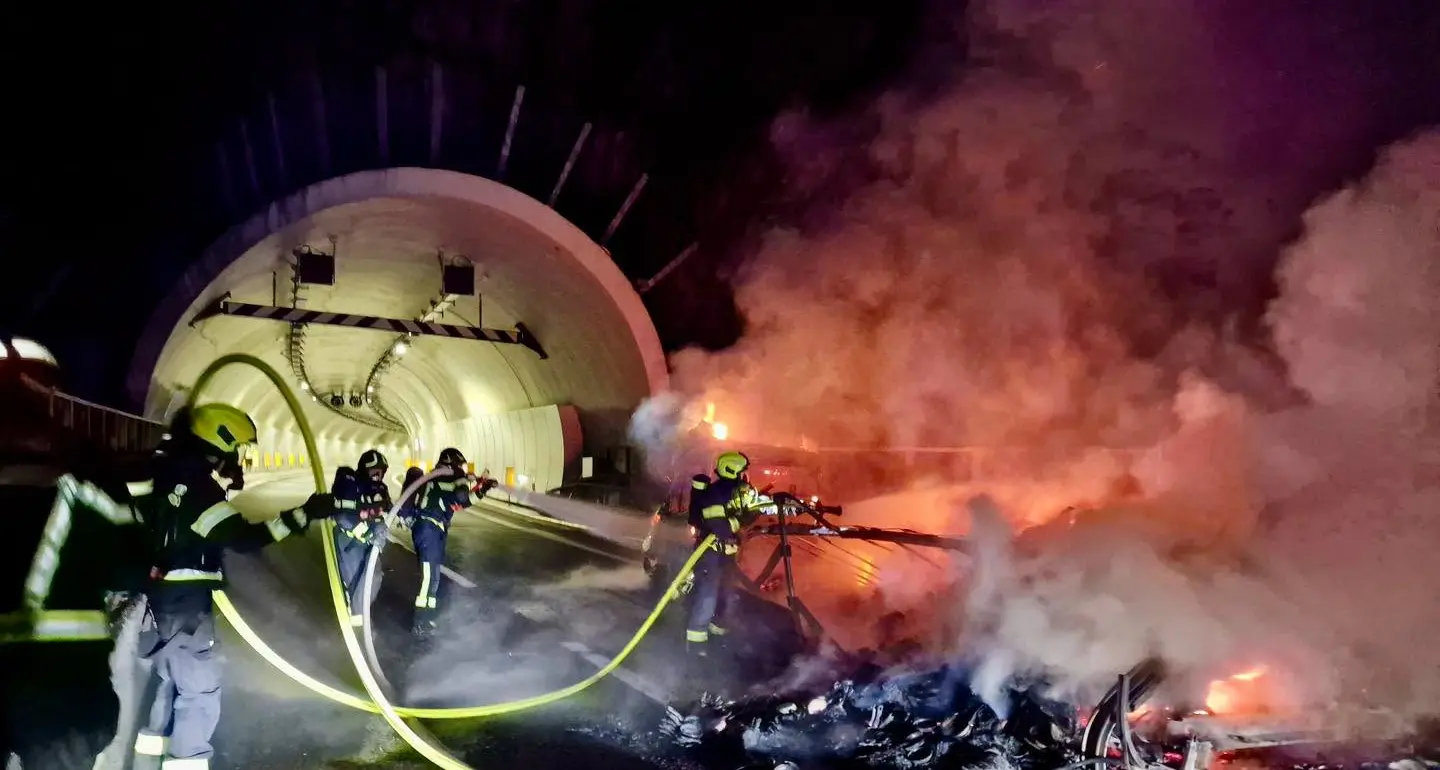 Furgone in fiamme sull'A22 a Cardano, conducente illeso