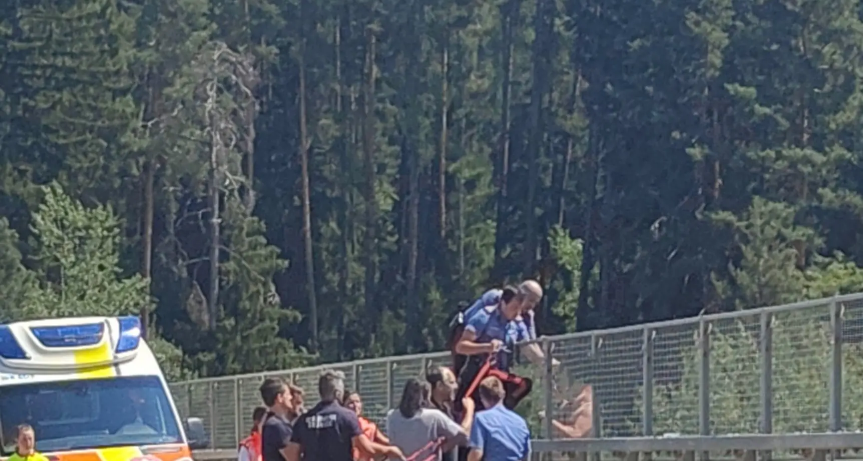 Brunico, vuole buttarsi dal cavalcavia: i carabinieri lo salvano