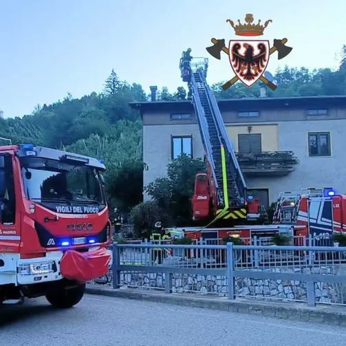 Fiamme sul tetto di una casa a Sanzeno: intervento all'alba dei vigili del fuoco