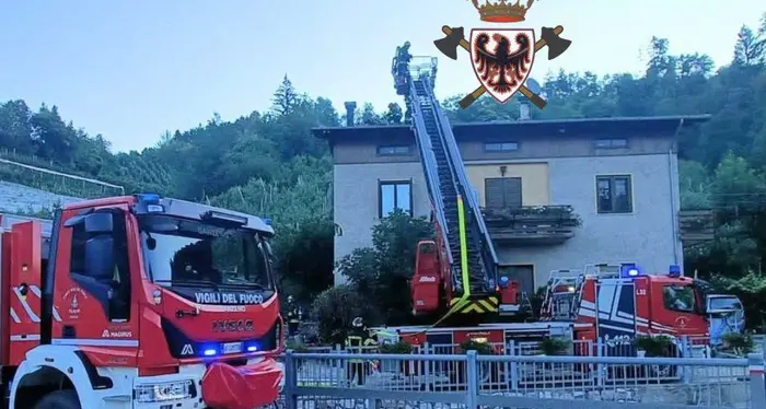 Fiamme sul tetto di una casa a Sanzeno: intervento all'alba dei vigili del fuoco