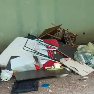 Rifiuti scaricati nel sottopassaggio di Chizzola, maxi multa da 4.500 euro