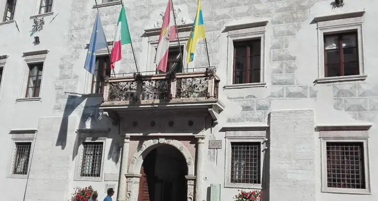 Scontro sui costi del Gabinetto del sindaco: «Attacco ai dipendenti comunali, Bortolotti chieda scusa»