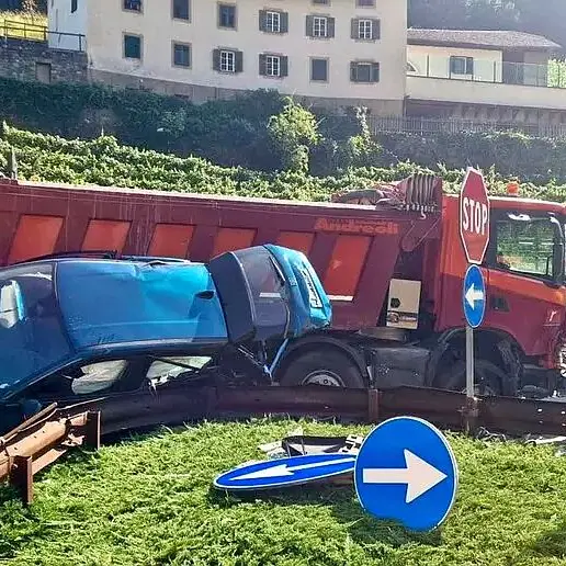 Auto stritolata da un camion allo svincolo dell’A22, due persone incastrate