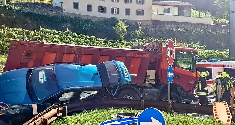 Auto stritolata da un camion allo svincolo dell’A22, due persone incastrate