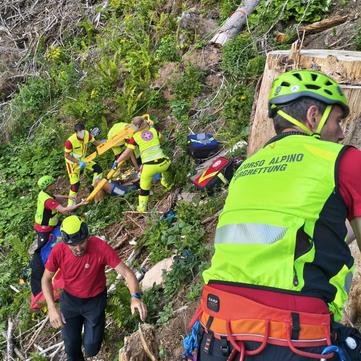 Vola nella scarpata, ciclista sessantenne recuperato dal Soccorso alpino