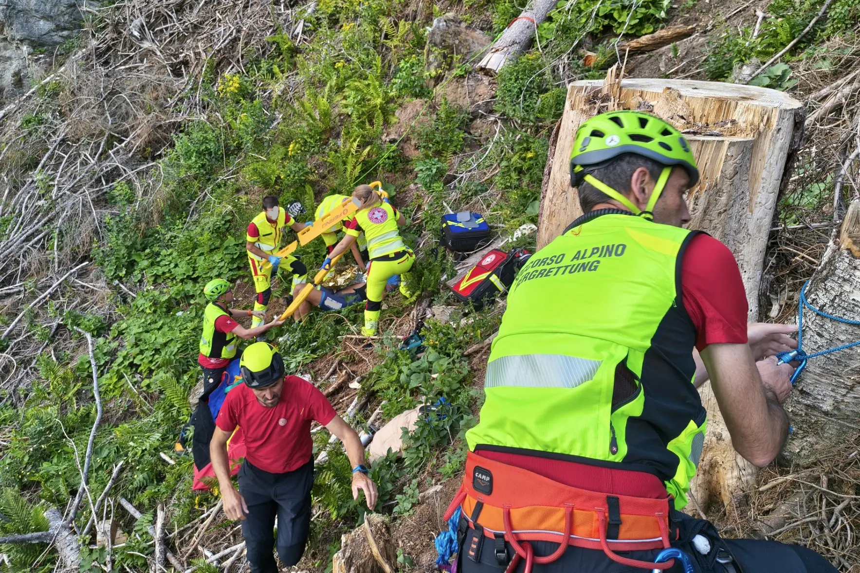Vola nella scarpata, ciclista sessantenne recuperato dal Soccorso alpino