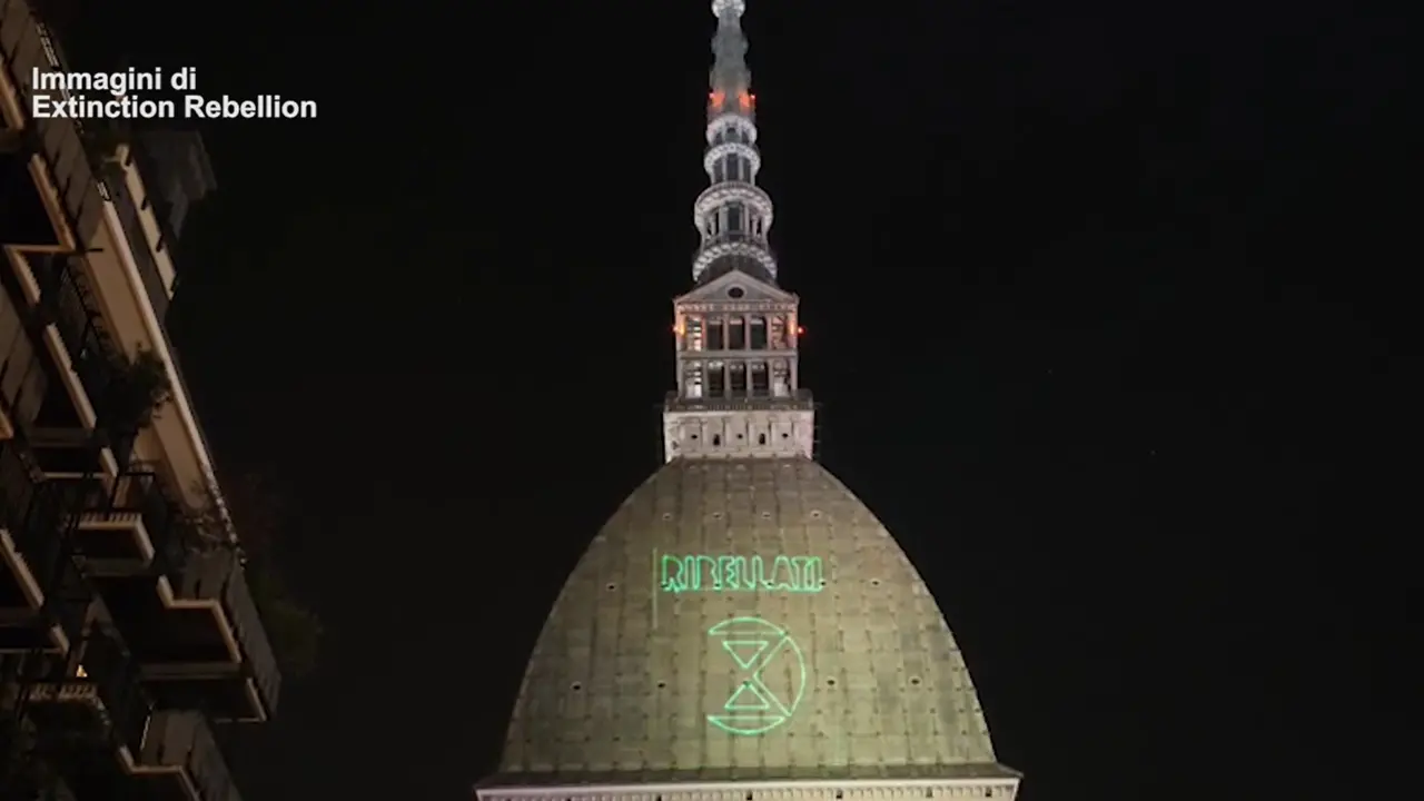 Extinction Rebellion proietta slogan sulla Mole Antonelliana a Torino