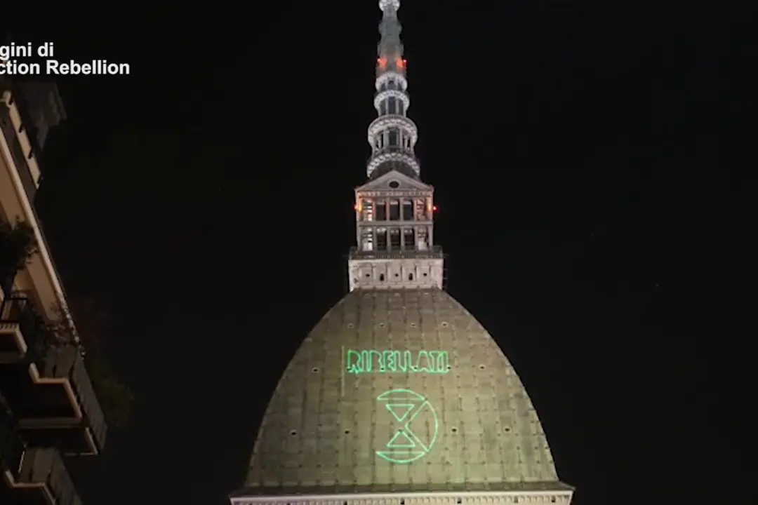Extinction Rebellion proietta slogan sulla Mole Antonelliana a Torino