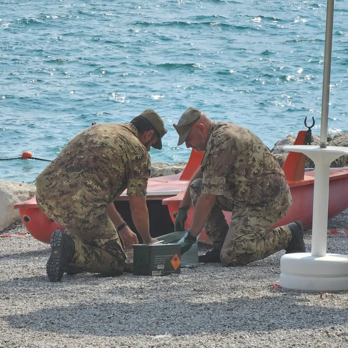 Torbole, la bomba a mano rimossa in pochi minuti: spiaggia riaperta