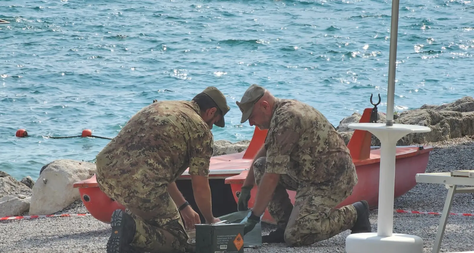 Torbole, la bomba a mano rimossa in pochi minuti: spiaggia riaperta