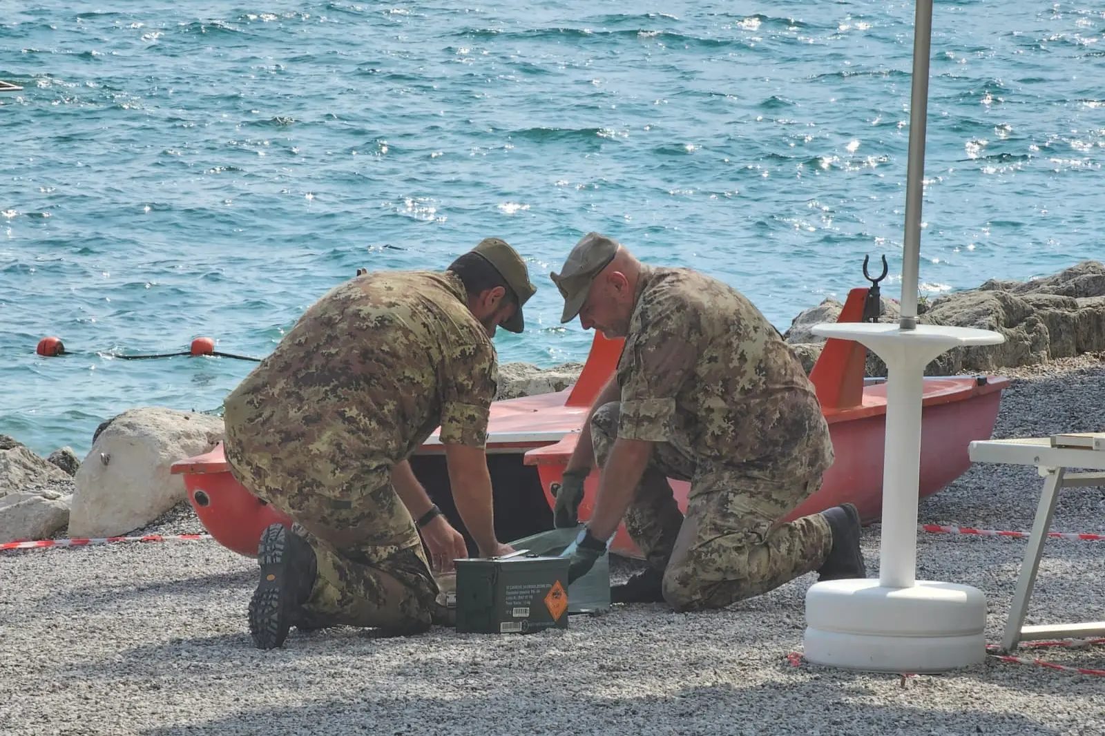 Torbole, la bomba a mano rimossa in pochi minuti: spiaggia riaperta