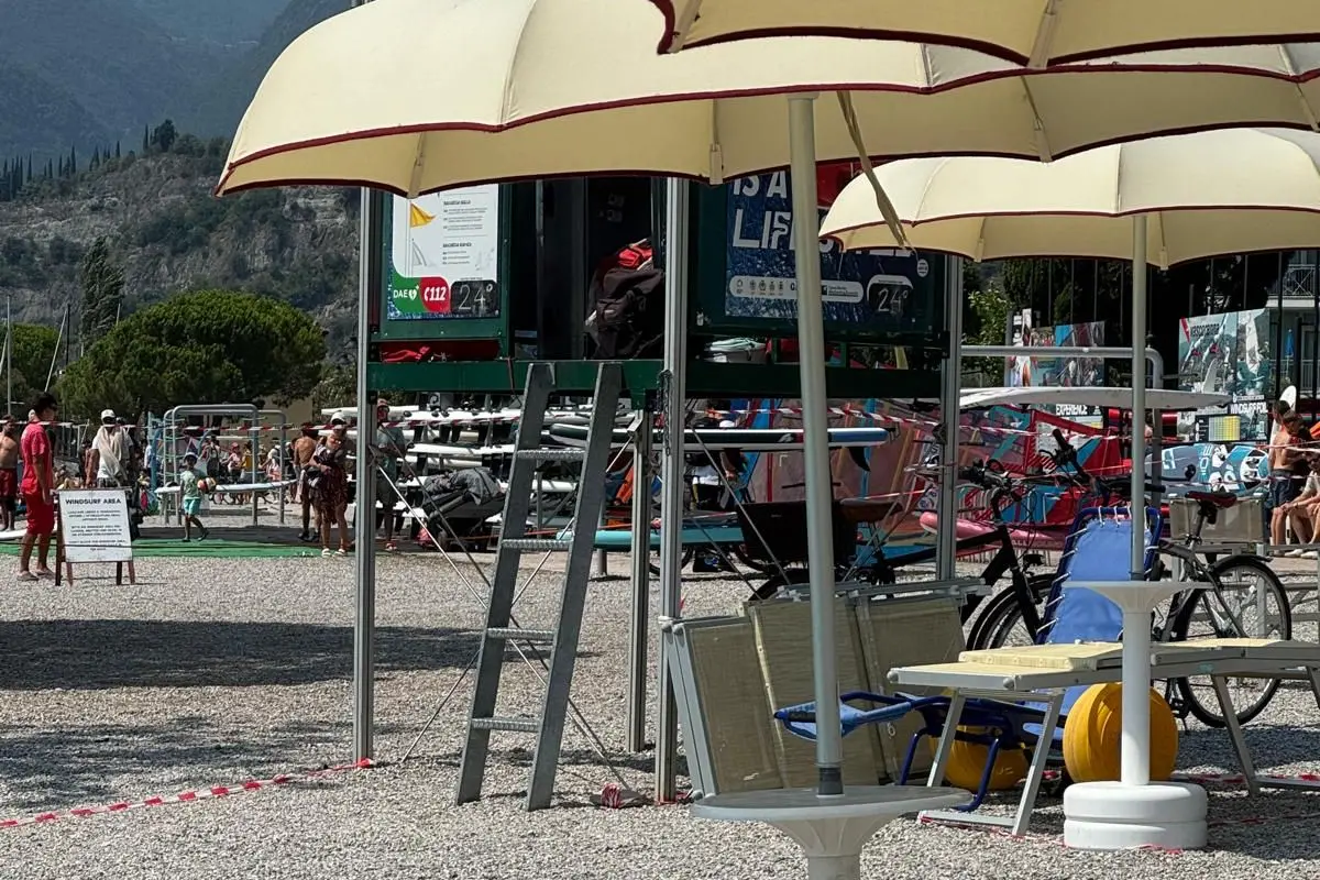 Torbole, rimossa la bomba a mano: gli artificieri dell'Esercito la portano via