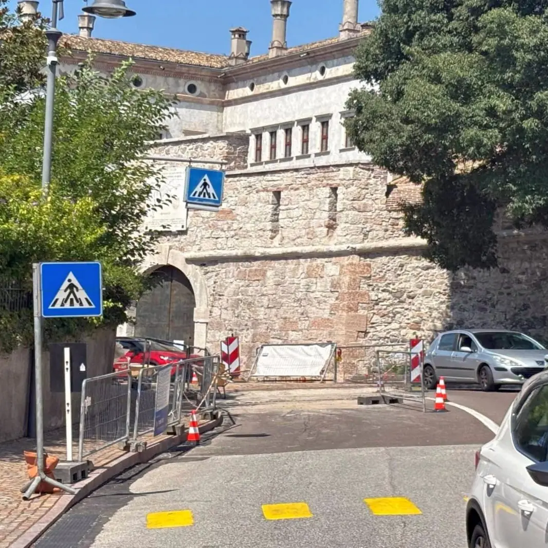 Lavori in via dei Ventuno: stop ai pedoni sotto Port'Aquila fino al 14 agosto
