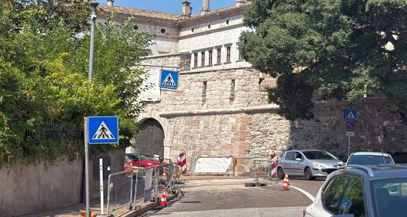 Lavori in via dei Ventuno: stop ai pedoni sotto Port'Aquila fino al 14 agosto