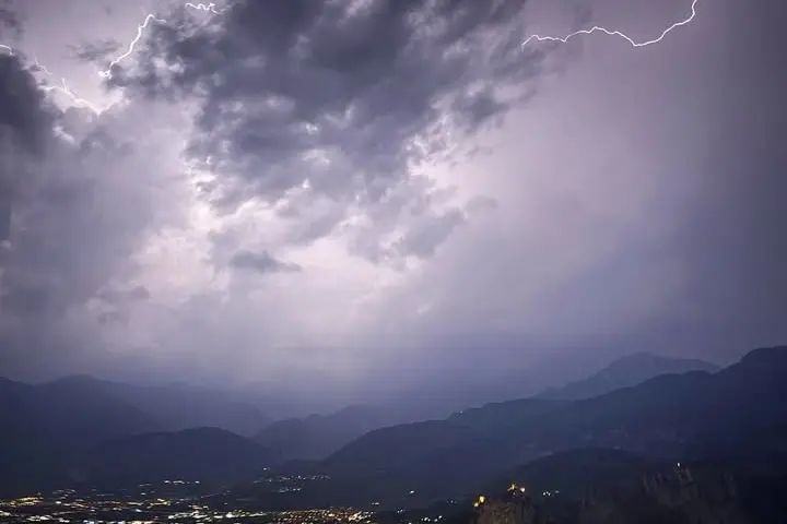 Caldo e temporali in Trentino: fino a 35 gradi, rischio nubifragi nel pomeriggio