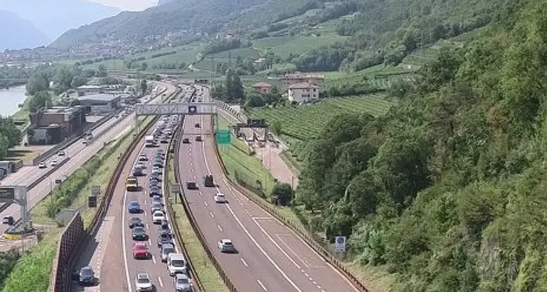 Traffico intenso sull'A22: lunghe code verso sud e rallentamenti verso nord