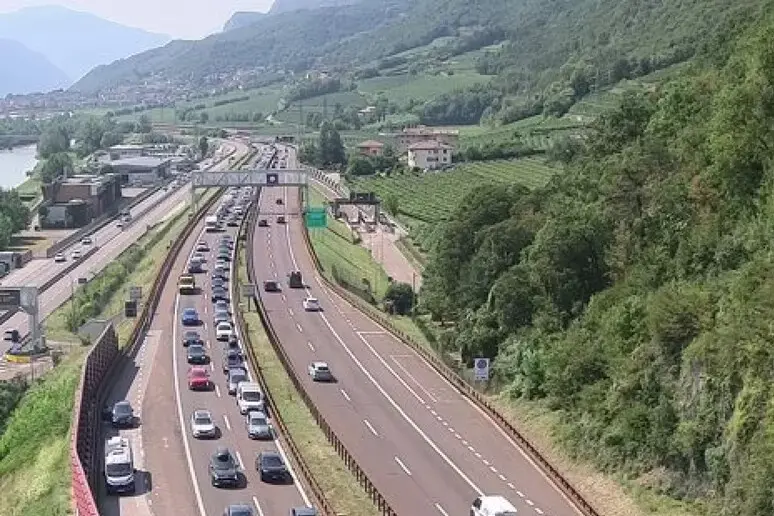 Traffico intenso sull'A22: lunghe code verso sud e rallentamenti verso nord