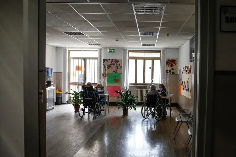 Niente apertura minima di 12 ore nelle RSA: respinta la proposta del Pd