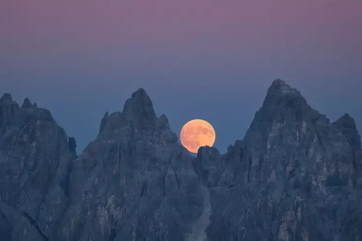 Dalla Luna fotografata tra le Dolomiti una lezione di fisica e bellezza