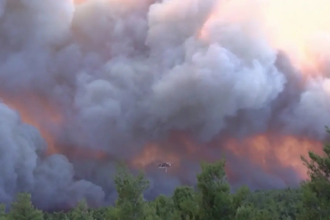 Grecia, incendio a 70 km da Atene minaccia Porto Germeno
