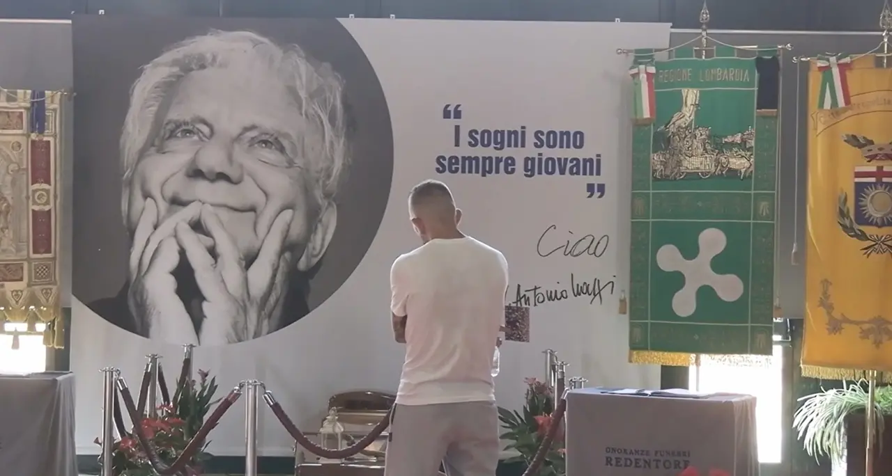 Milano, camera ardente per don Mazzi. \"La sua eredità continuerà\"