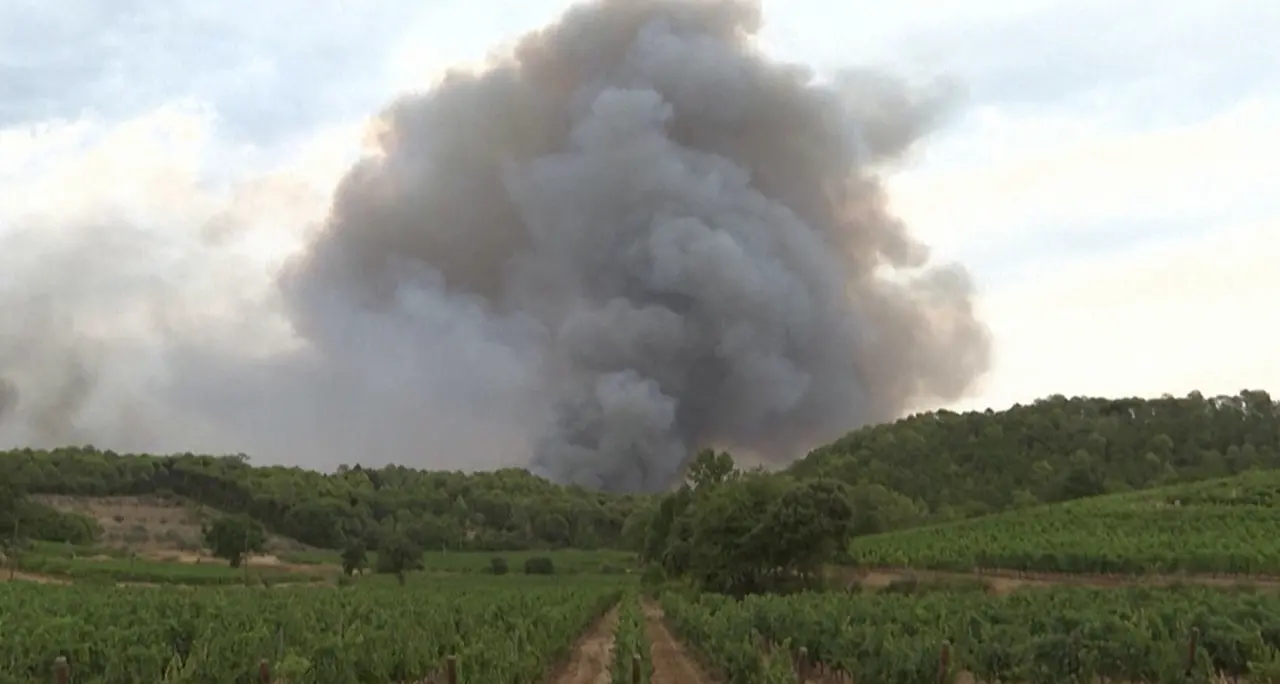 Francia, nuovo fronte di fuoco nel Var: evacuate 2.500 persone