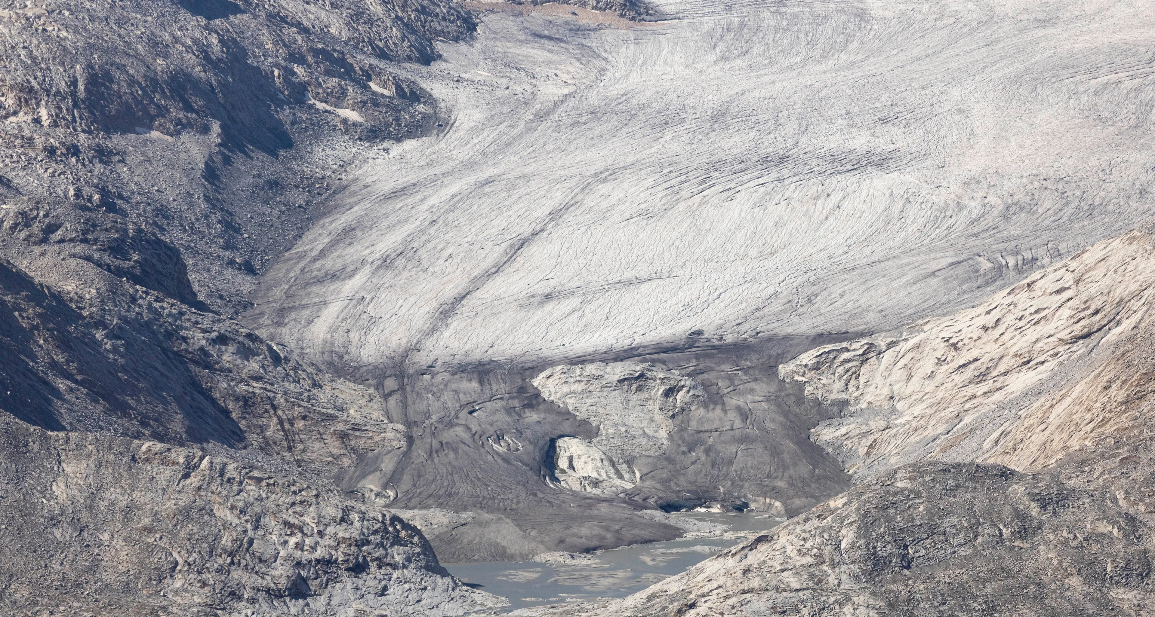 Marmolada sempre più fragile: caldo record e ghiacciaio sotto pressione
