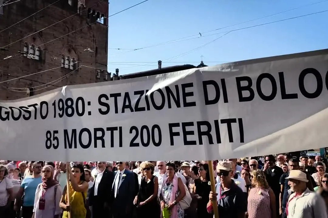 Strage Bologna, applausi a Lepore al corteo dopo le minacce per il caso Fakir