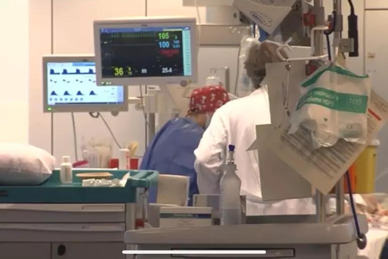 Bambino in coma da nove anni dopo consumo di formaggio contaminato, padre lancia battaglia per informazione