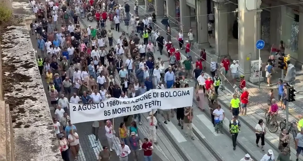 Bologna, corteo per ricordare le vittime della strage alla stazione