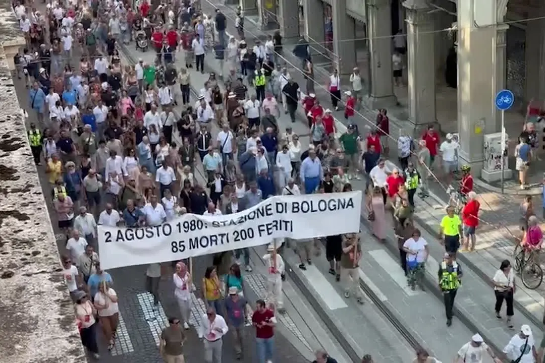 Bologna, corteo per ricordare le vittime della strage alla stazione