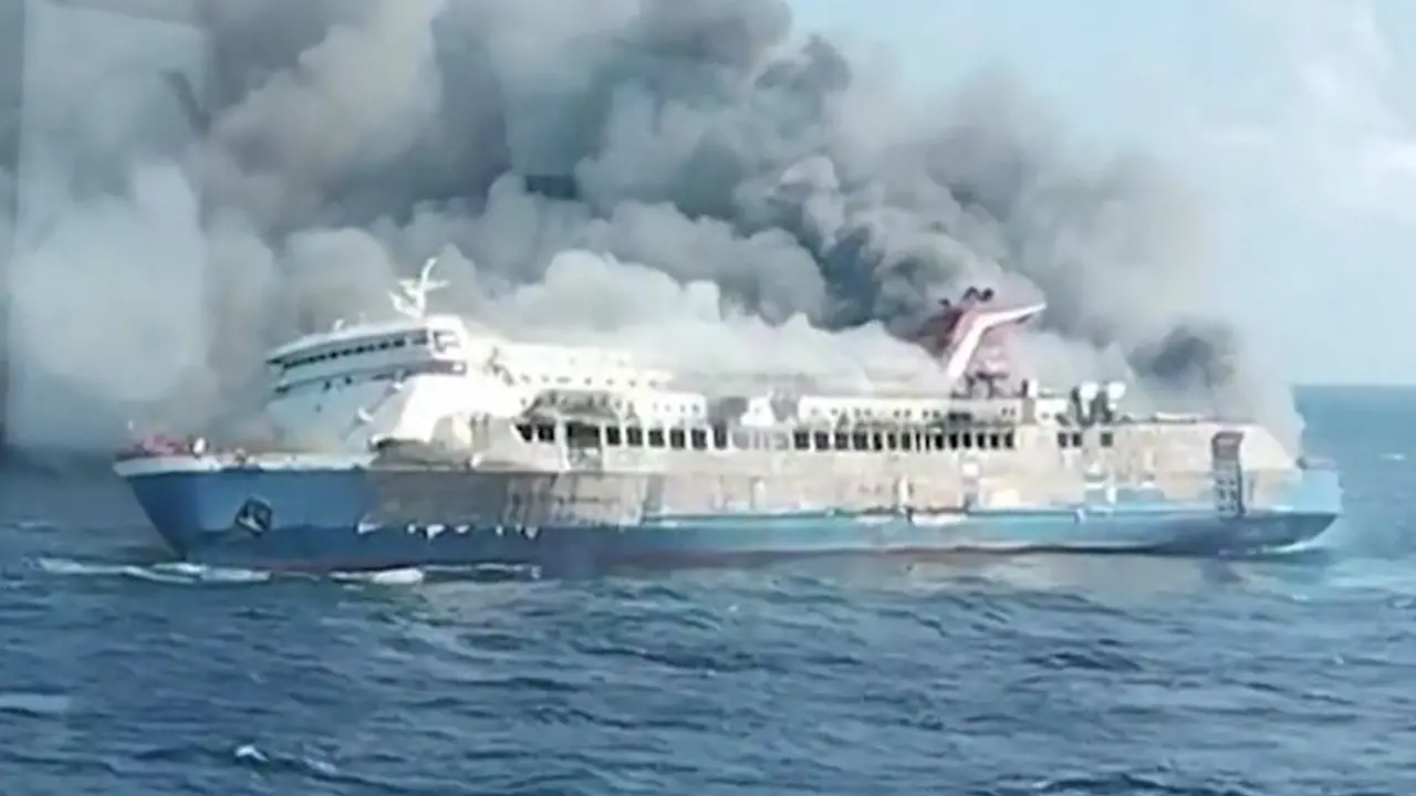 Indonesia, incendio su un traghetto: 5 morti e decine di dispersi