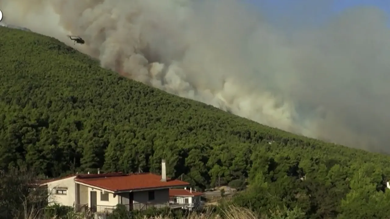 Grecia, continua la battaglia contro i roghi sulle colline di Porto Germeno