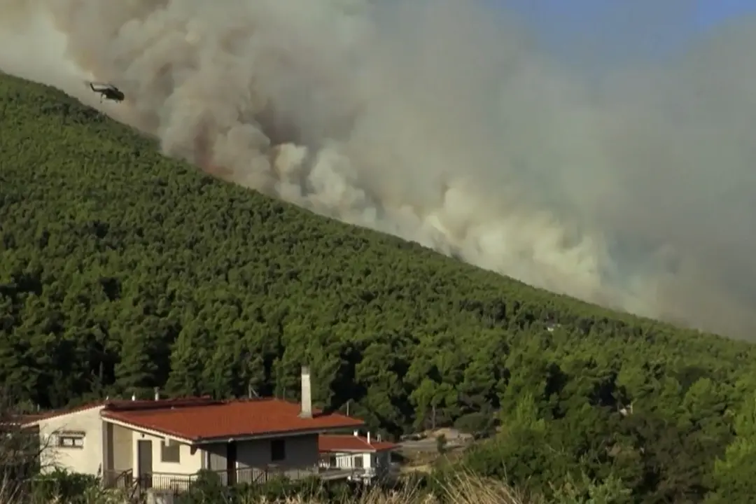 Grecia, continua la battaglia contro i roghi sulle colline di Porto Germeno