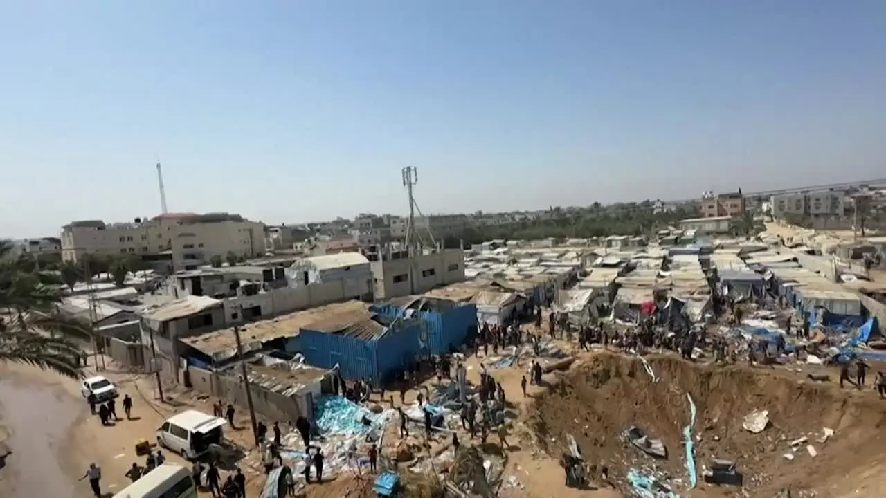 Deir el-Balah, cratere nei pressi dell'ospedale Al-Aqsa dopo un raid israeliano
