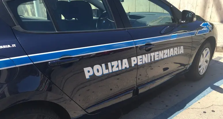 Tre agenti salvano una bambina chiusa in auto sotto il sole