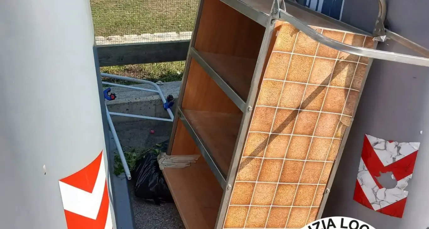 Comano, abbandona un mobile tra i cassonetti: la Polizia locale lo multa