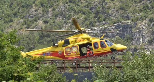 Grave infortunio sul lavoro a Malé: ferito operaio di 28 anni