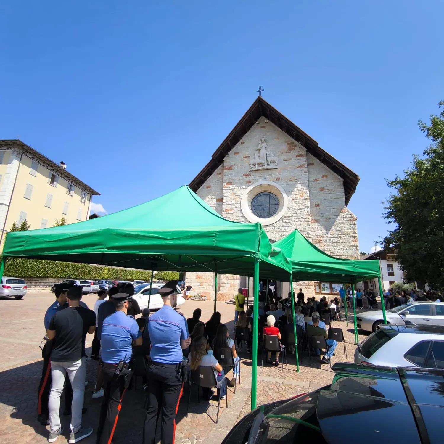 Coredo in lacrime per Mattia, una folla per l'ultimo saluto. Il parroco: “Un angelo”