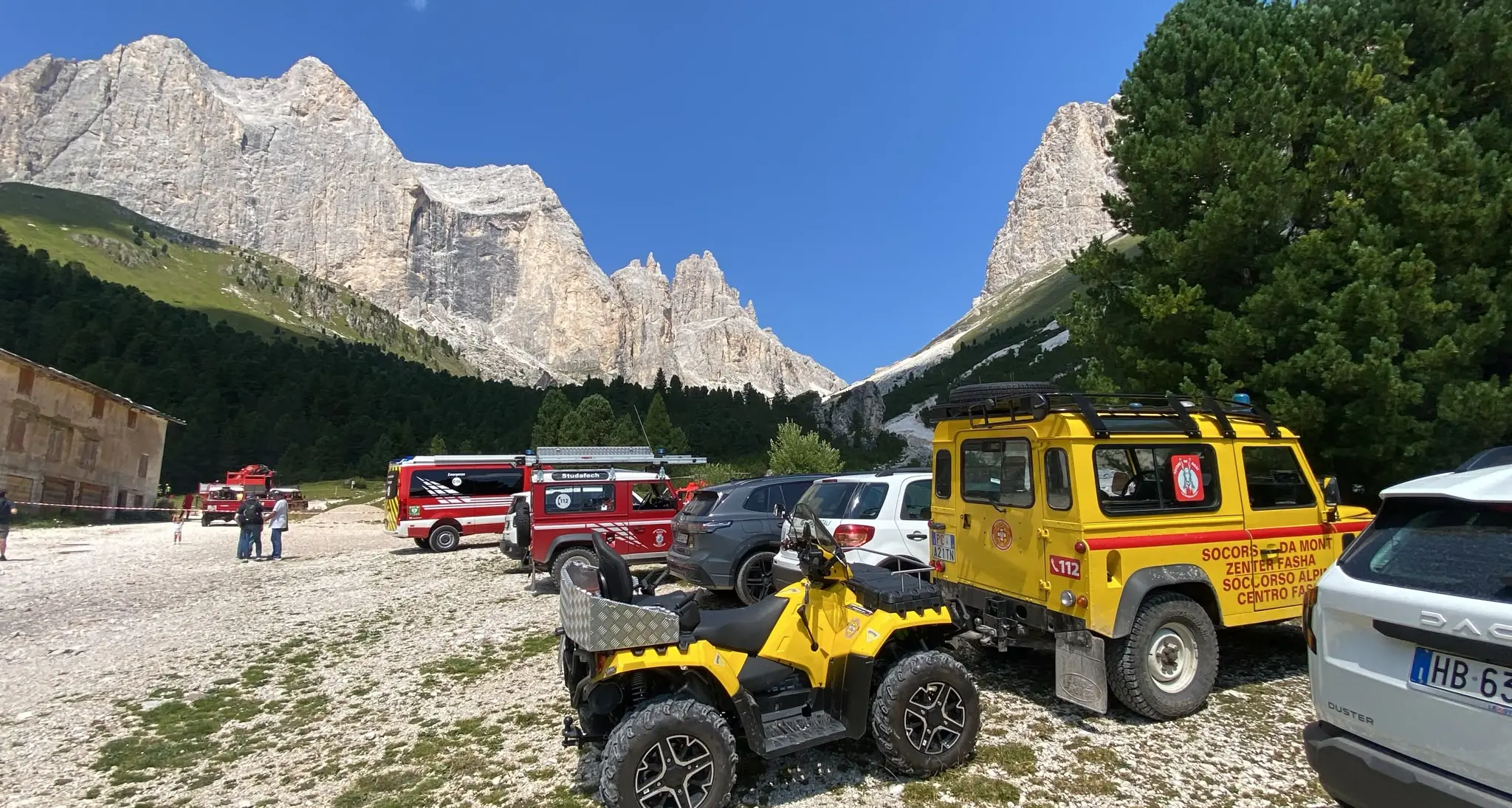 Gardeccia isolata, l'evacuazione in elicottero dal Rifugio Passo Principe