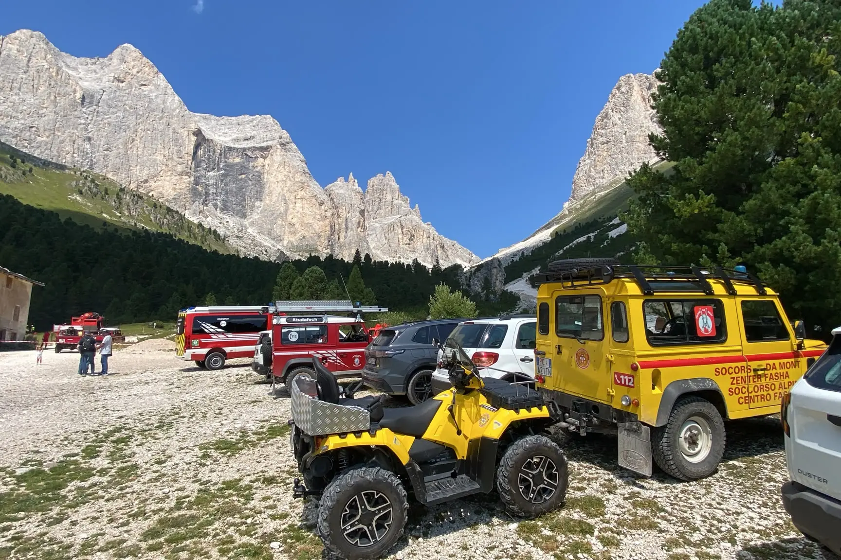 Gardeccia isolata, l'evacuazione in elicottero dal Rifugio Passo Principe